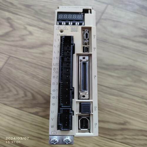 （设备配件）安川2-r8a00a002驱动器sgd7s