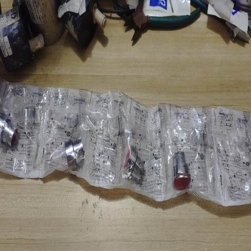 按钮ZB2-BA4C  平头按钮红色5个,，，