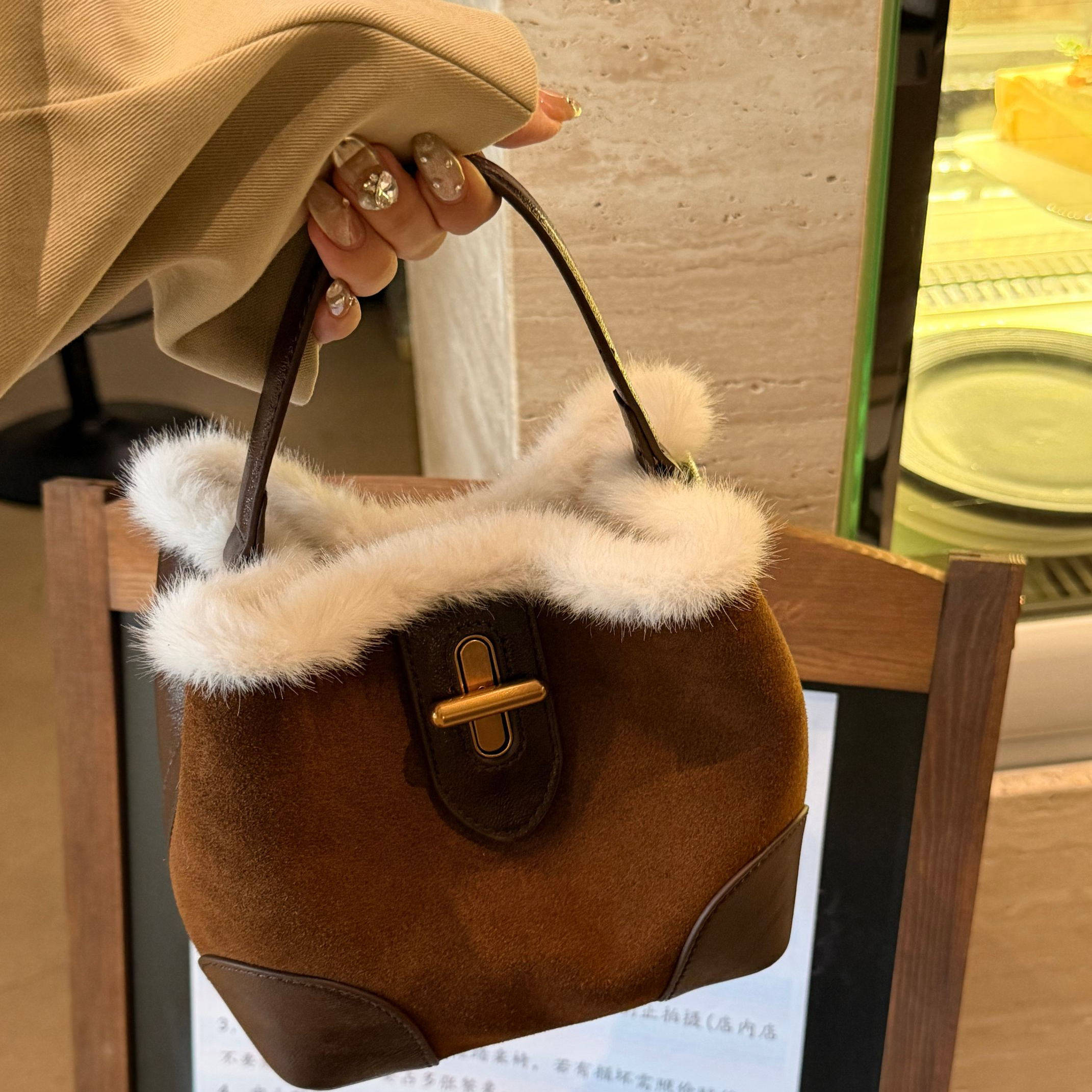 磨砂牛皮拼兔毛小水桶包包拼接撞色手拎小包单肩斜挎包包子母包女