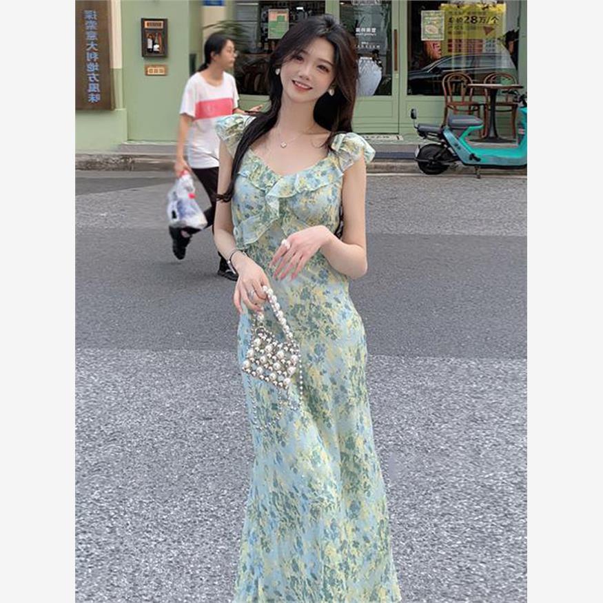 茶歇法式碎花吊带连衣裙