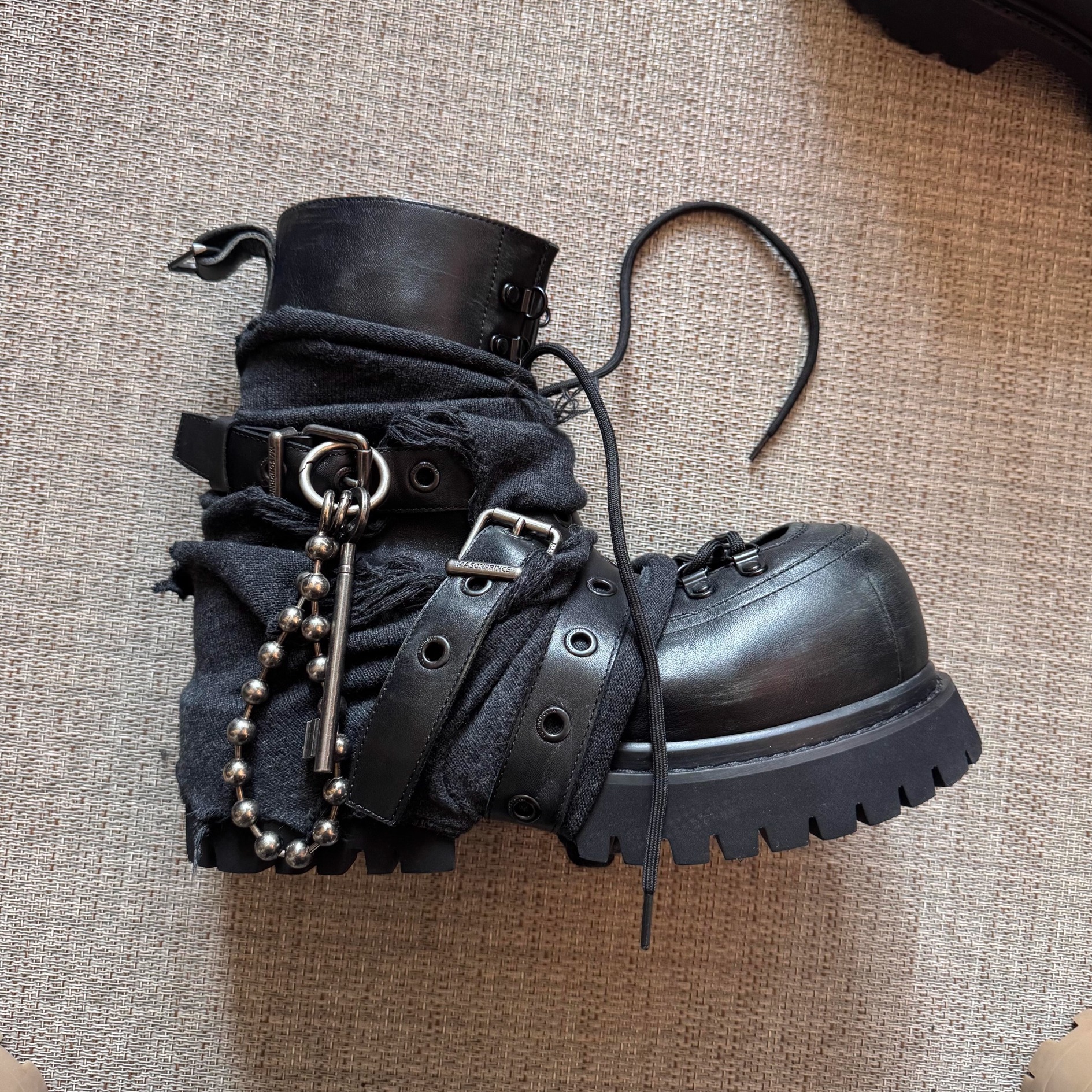 暗黑机能风大头朋克靴缠绕机车靴男女松糕短筒流浪靴金属增高战靴