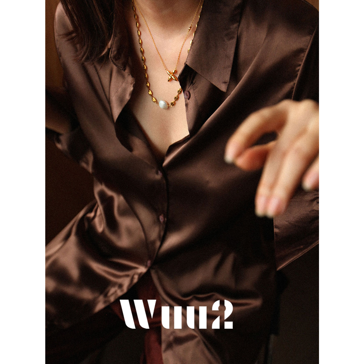 翻领丝滑简约垂顺咖色缎面衬衫