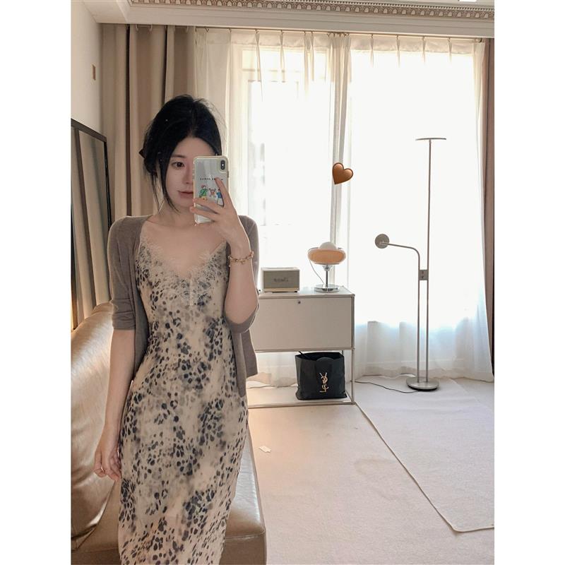 kumikumi纯欲风性感V领豹纹吊带连衣裙女夏季修身显瘦包臀裙长裙图片