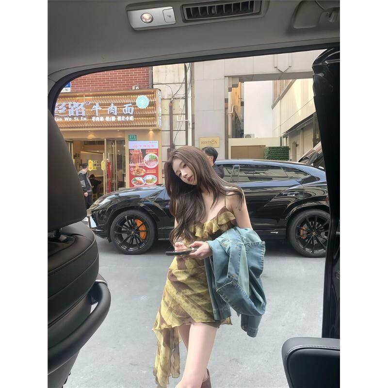 kumikumi辣妹风荷叶边印花吊带连衣裙女夏季气质收腰不规则A字裙图片