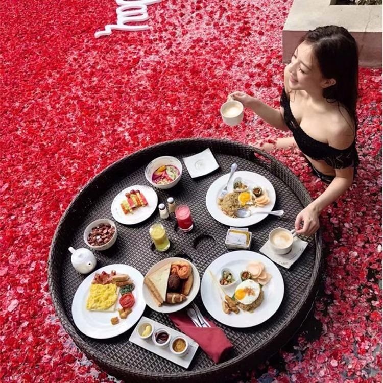 白色下藤编浮水上盘网托红民宿酒店早餐温泉别漂墅游泳池午茶餐盘