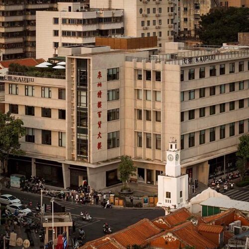 【七栩&middot;钟楼】酒店坐拥泉州钟楼与东西双塔，屹立于闹市核心位置 【享】厝边一居室或东街一居室大床房2晚+双人早餐 【享】双人乘坐酒店定制小白车环古城路线1次 【官方保障】有效期至2026年6月30日，不约可退