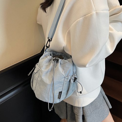 2025新款女轻便斜挎水桶包手提包