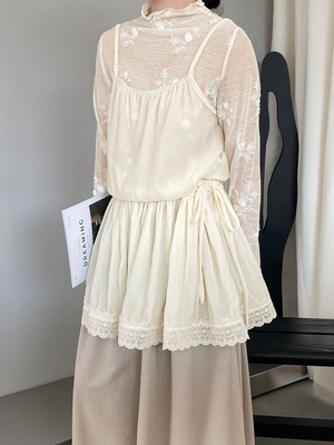 江左 露思穿搭 温柔氛围感丝绒吊带裙女V领抽皱木耳边连衣裙 6503