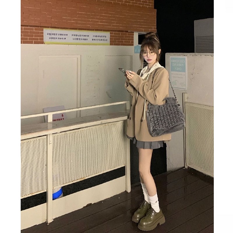 速发大码高级感卡其色连帽卫衣百褶裙秋冬百搭西服三件套装