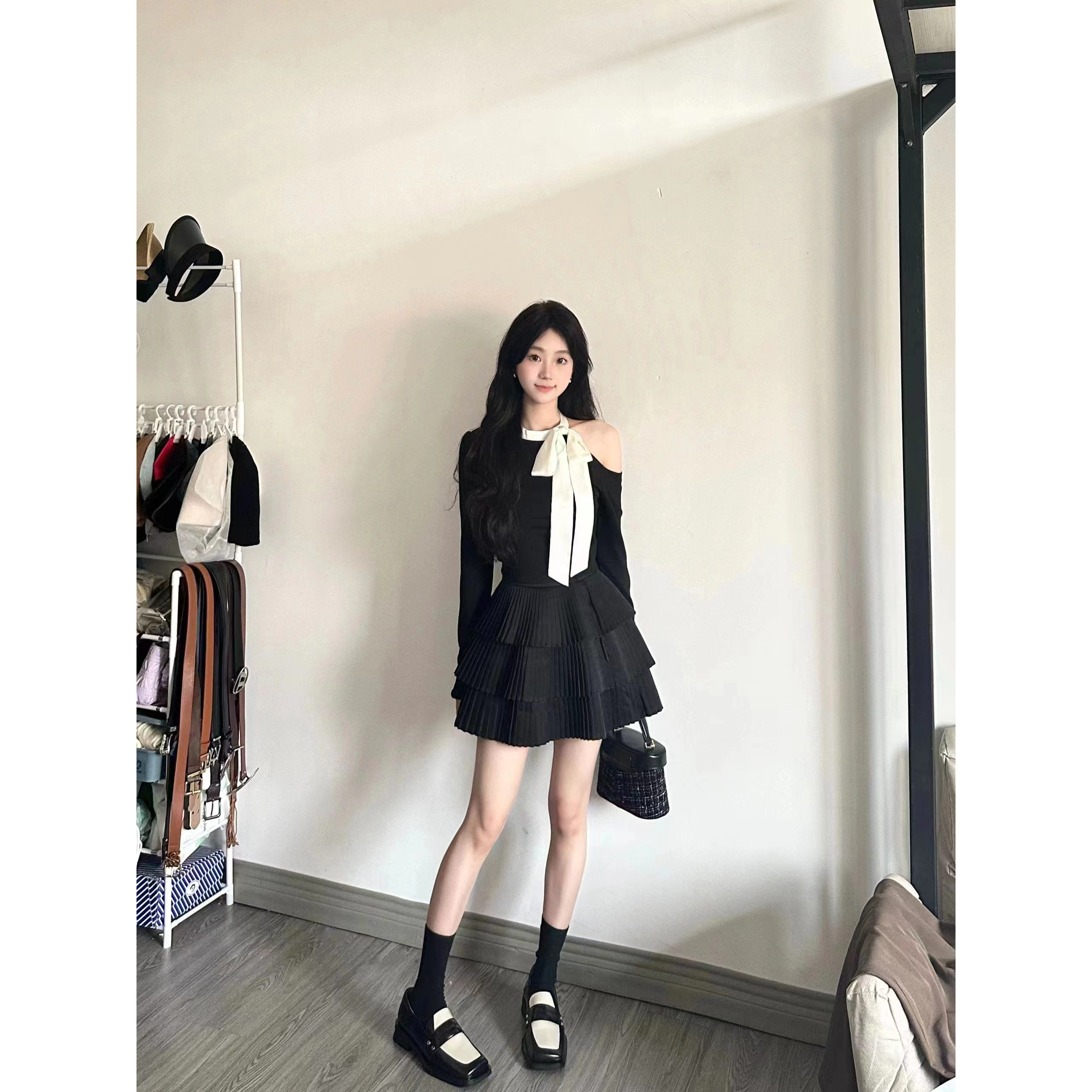 黑色露肩上衣女设计感小众短款修身蝴蝶结长袖加黑色半身裙套装