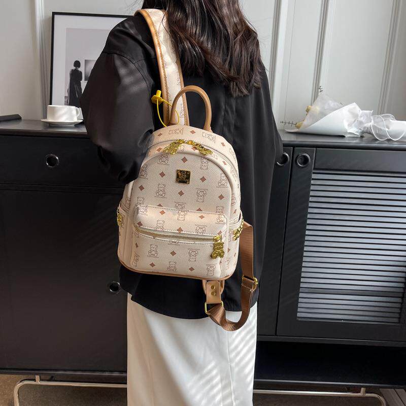 生日礼物可爱小熊通勤双肩包2024新款潮女大学生背包UR大容量书包