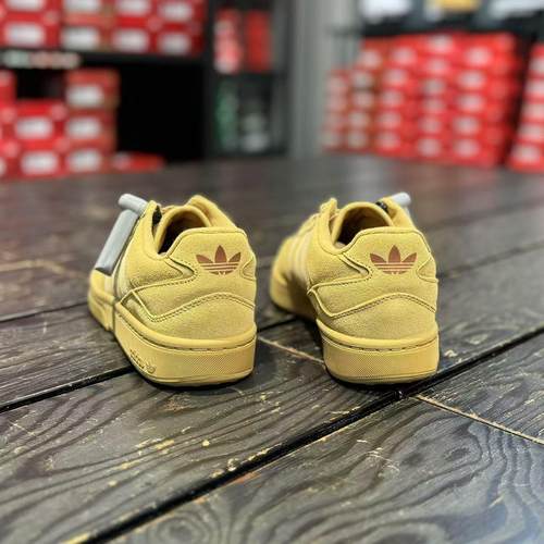 阿迪达斯ID4077经典低帮面包板鞋