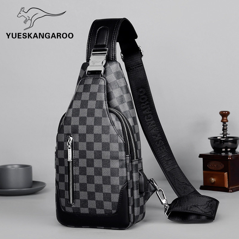 仅亏一天牛皮胸包男士斜休闲棋盘格背包时尚大容量男包挎包男士包