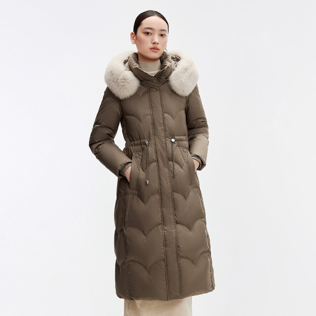 千仞岗大牌保暖加厚修身腰部抽绳狐狸毛领连帽羽绒服外套Y299227B
