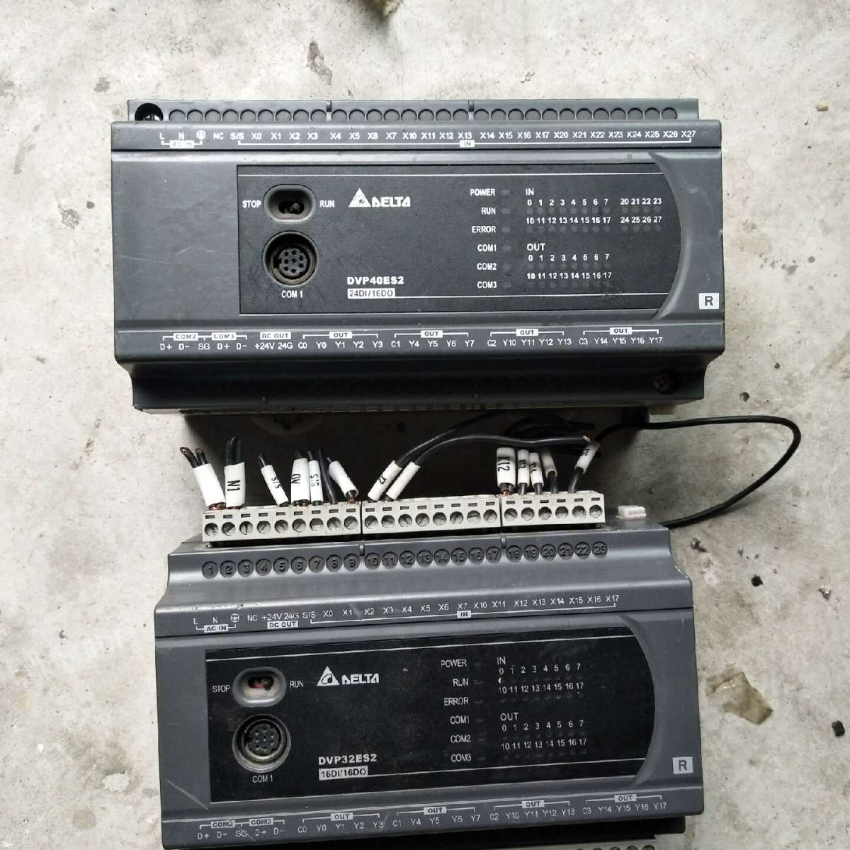 PLC见图实物型号32ES200R和40ES200R