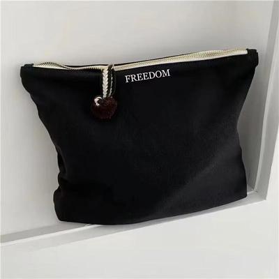 包包里的收纳小包小众可爱手拿帆布化妆包女日系ins简约便携式大