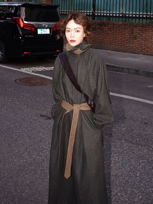 2024东大门秋季新款时尚百搭复古加厚时尚风衣设计感高领连衣裙女