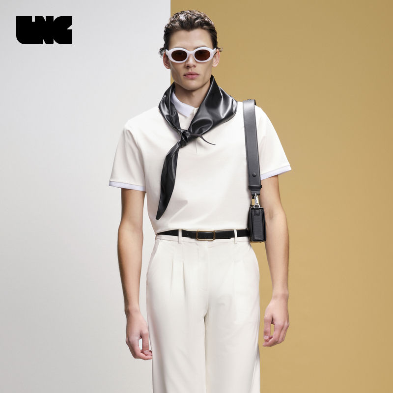 微落肩宽松版型，领口无压线的设计