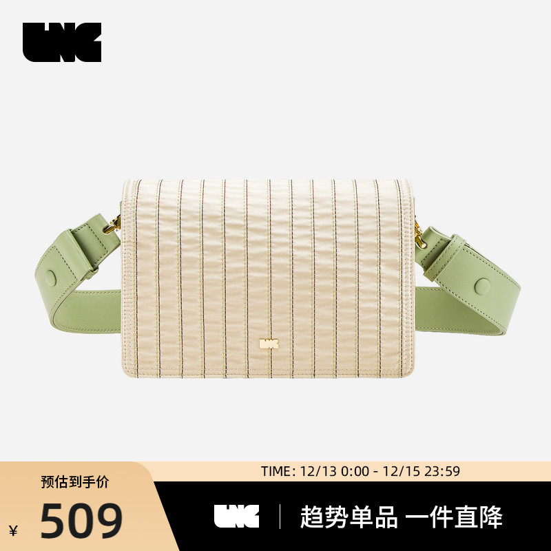 1.简约翻盖、百搭实用、可调肩带、条纹配色