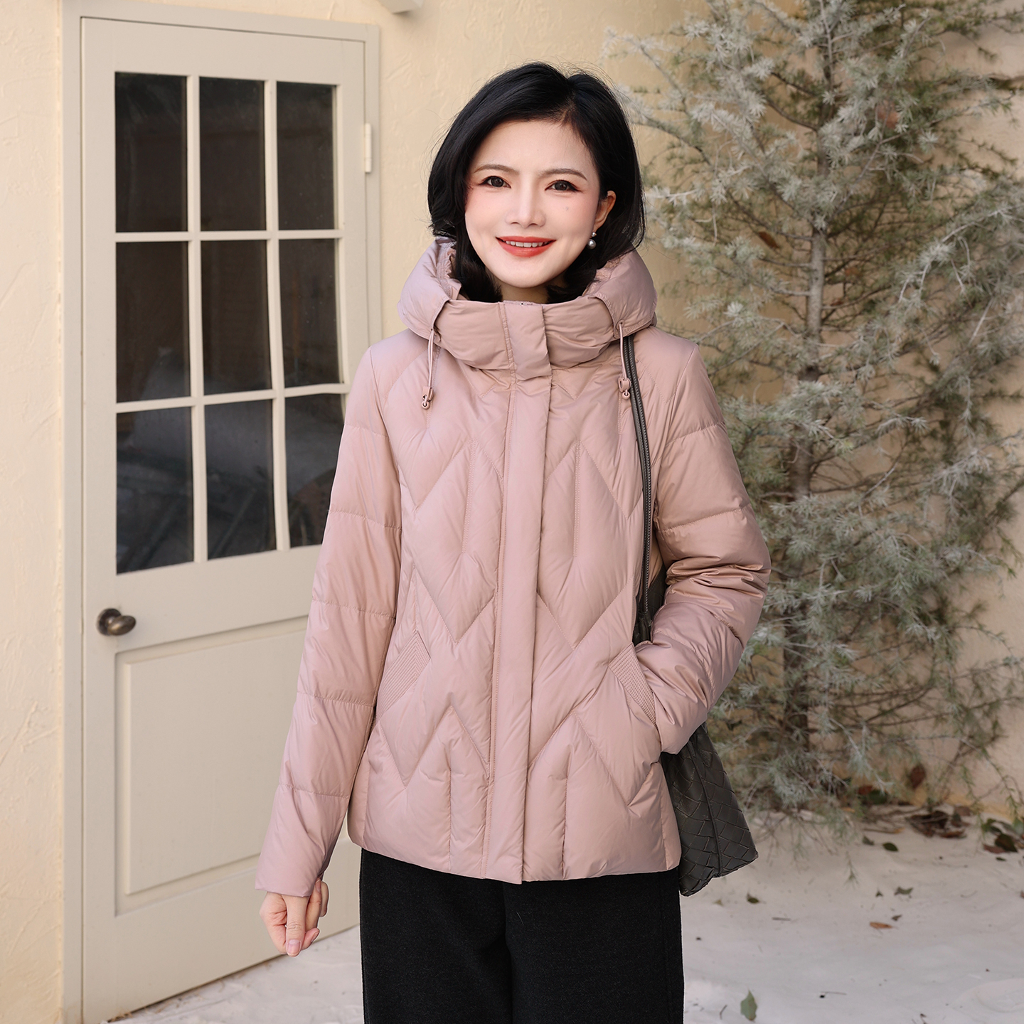 连帽菱格短款90白鸭绒羽绒服女