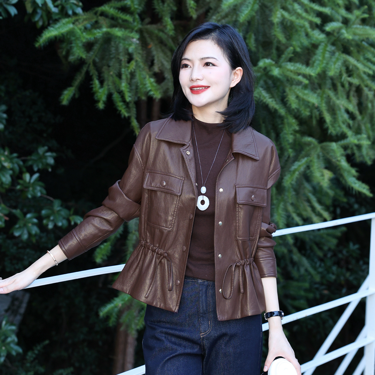 雅丹风翻领单排扣系带收腰PU皮衣