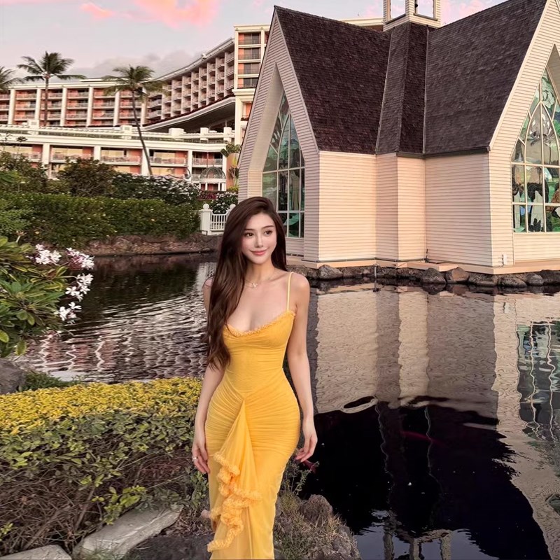 现货速发法式黄色巨显身材气质收腰吊带连衣裙性感纯欲褶皱包臀裙