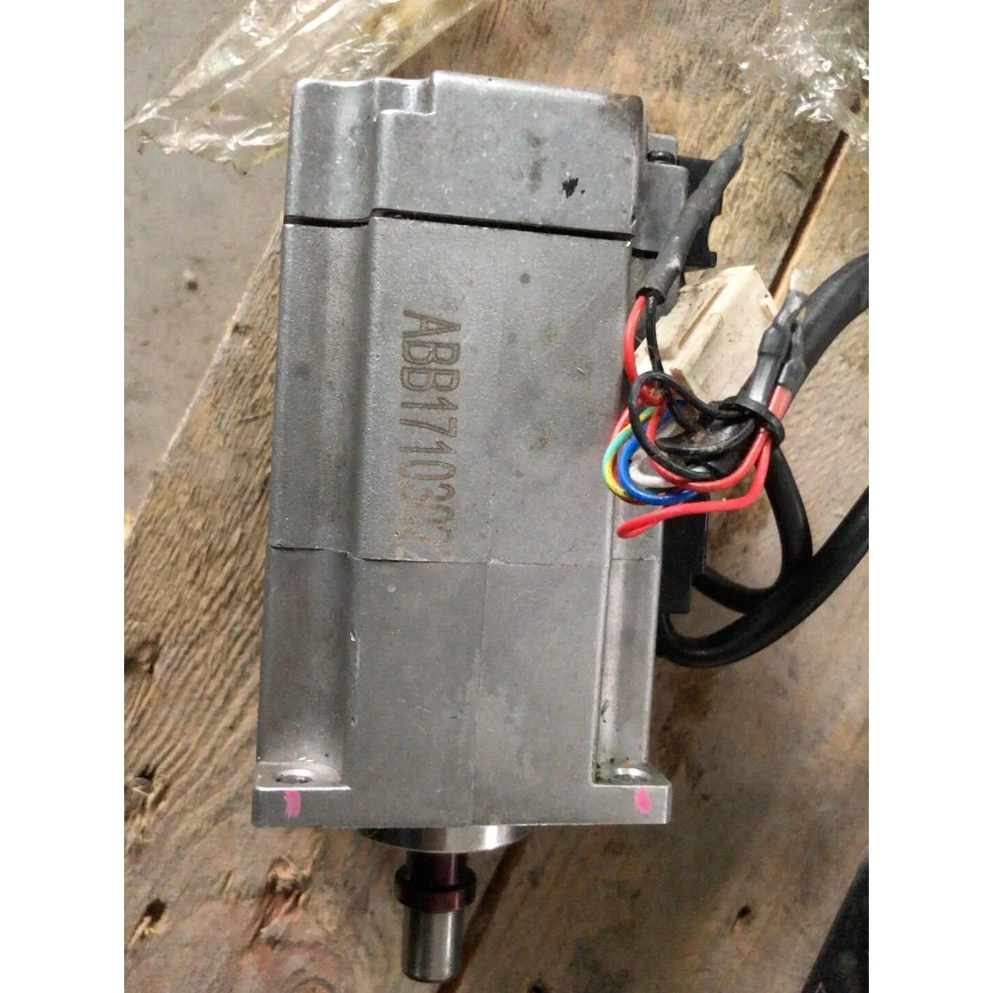 非标价ABB机器人电机SGMAS-02A2A-AB11议价