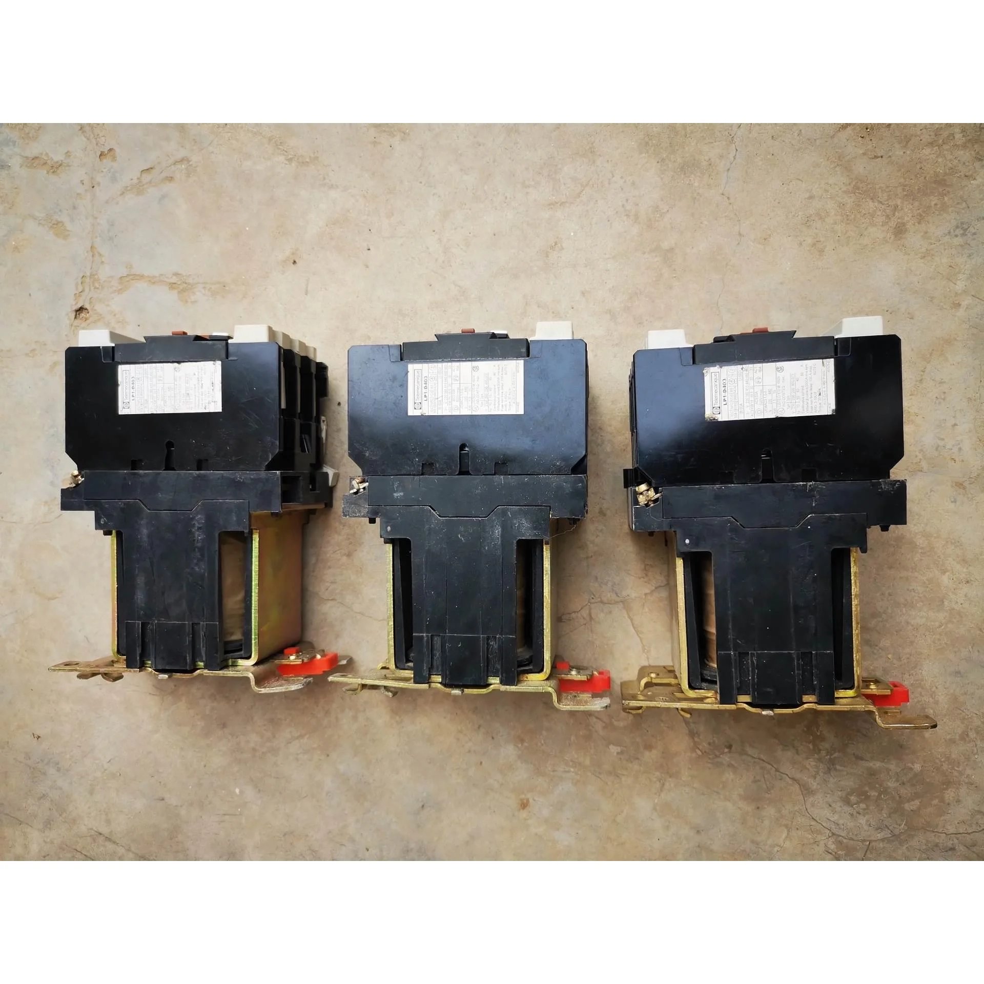 非标价施耐德LP1-D403法国进口原装接触器，三台，全新未使用库议