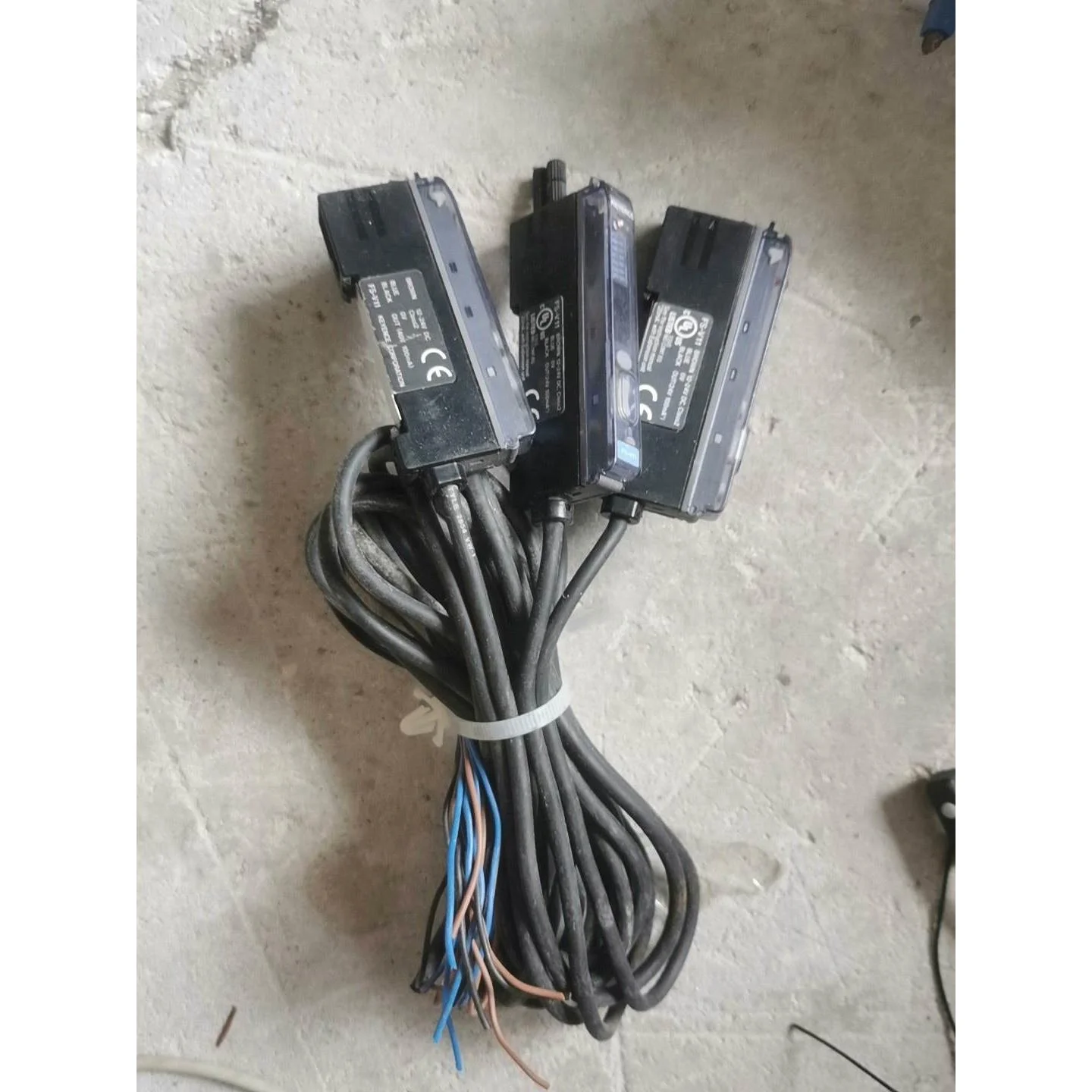 非标价拆机基恩士光纤放大器FS-V11. 数量三个，成色如图，有需议