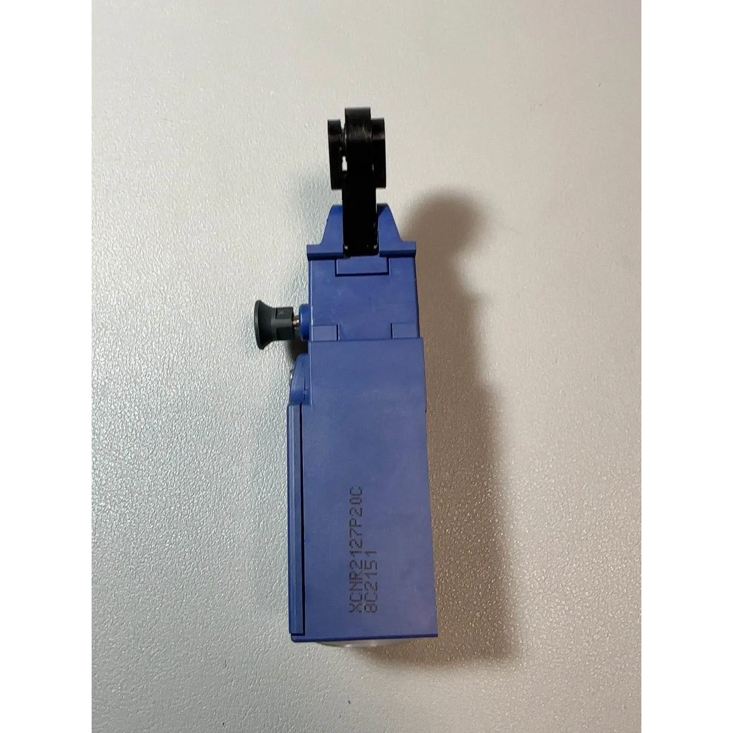 非标价施耐德XCNR2127P20C，未使用过，有轻微划痕，数量1议价