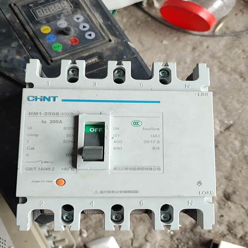 正泰塑料壳断路器 NM1-250S/4300B 4P 200