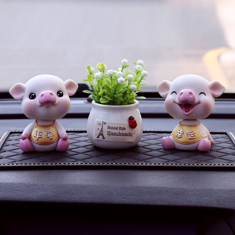 齐选汽车饰品摆件个性摇头小猪车载车内可爱创意中控台公仔车上装