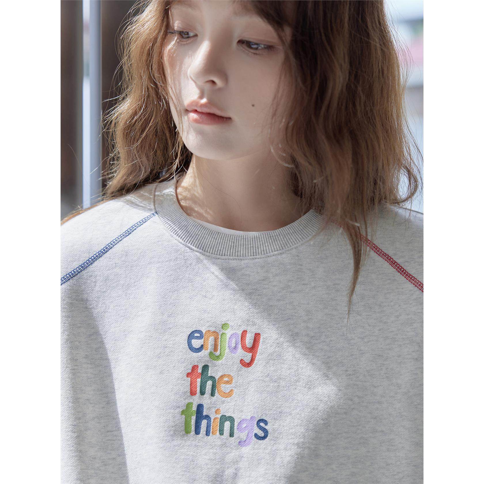 Momolife彩色哈苏线字母印花设计套头女冬保暖宽松加绒浅花灰卫衣