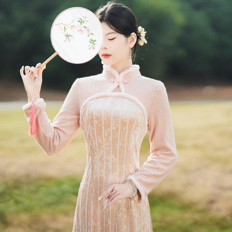 挽苏粉色丝绒旗袍2025新款改良年轻款少女长袖加厚A版连衣裙秋冬