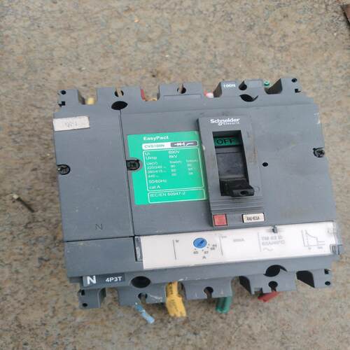 施耐德4P CVS100N  63A熟料外壳断路器。成色漂亮