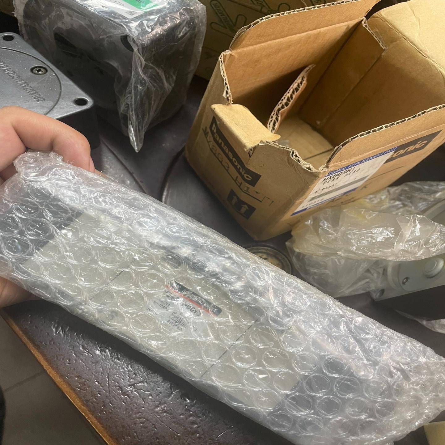电磁阀VS4214-001U 电压100Ｖ 原装正品数量一个