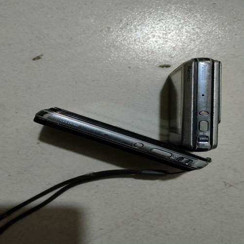 松下相机，2只，成色一般，缺电泄盖子，裸机二只，黑色相机能开