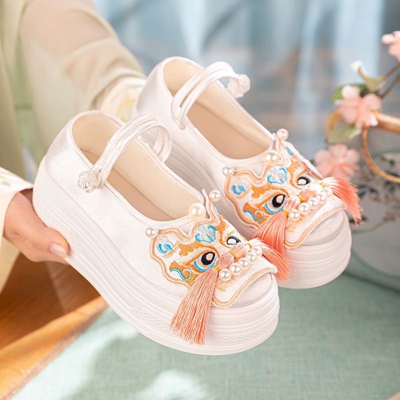 虎头鞋女成人老虎鞋汉服绣花鞋