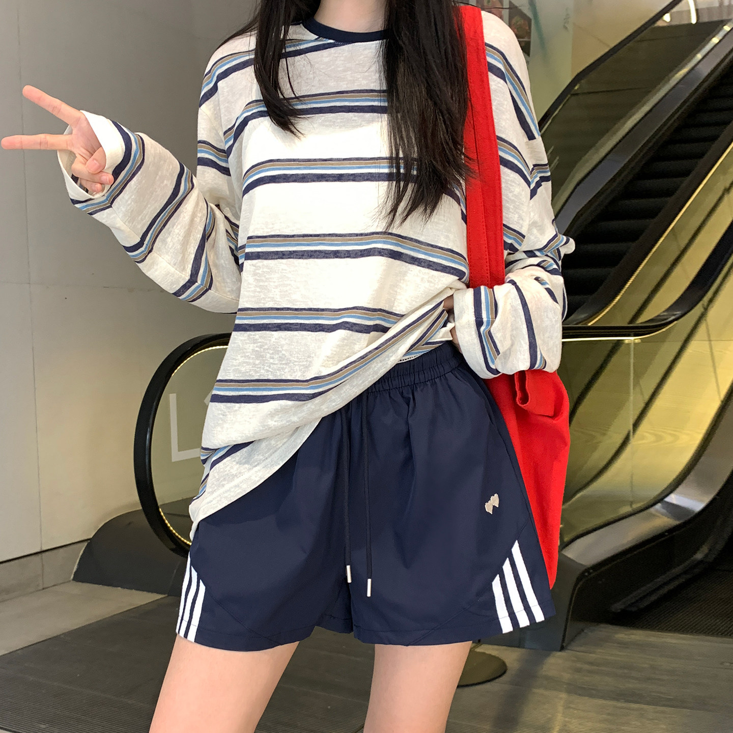 爱心刺绣三条杠速干运动短裤图片
