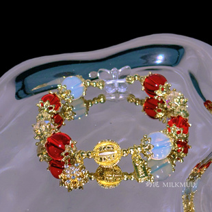 奶泥MILKMUD/新年红色手串仿水晶圣诞冬季雪花欧泊蛋白石手链礼物