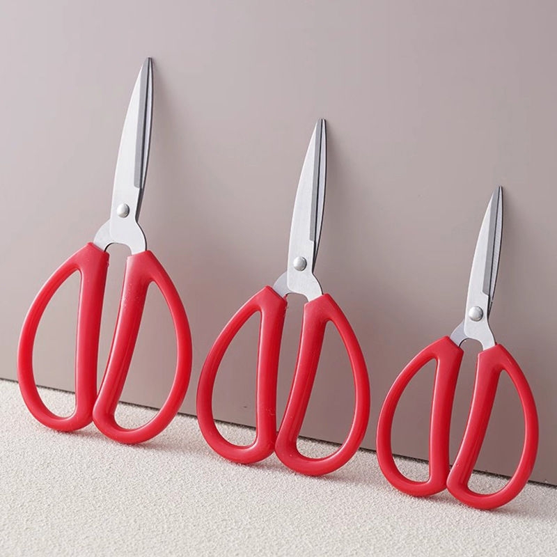 红色家用小剪刀