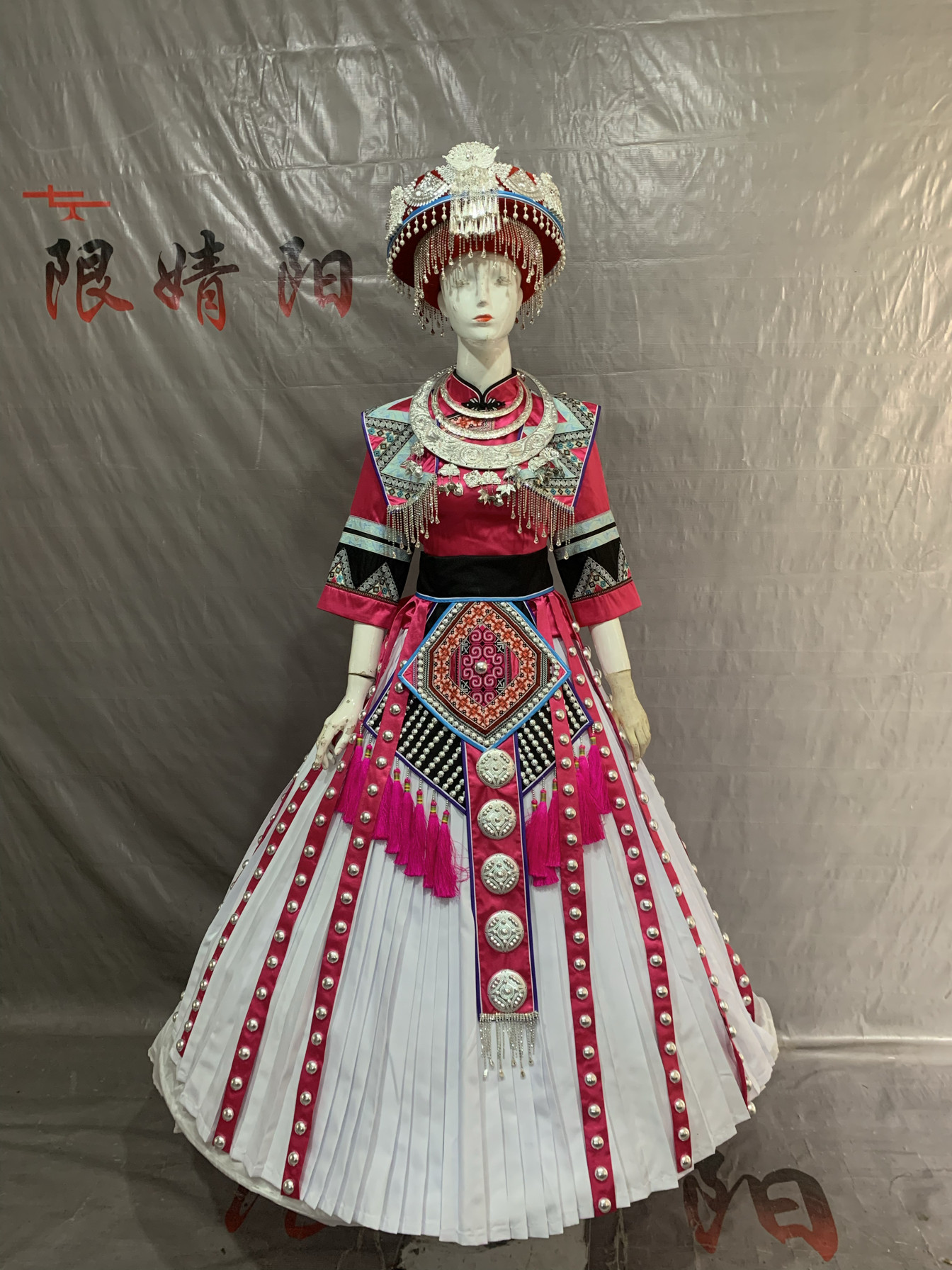 土家族盛装走秀表演服装独唱演出服饰玫红色长款服装定制少数民族