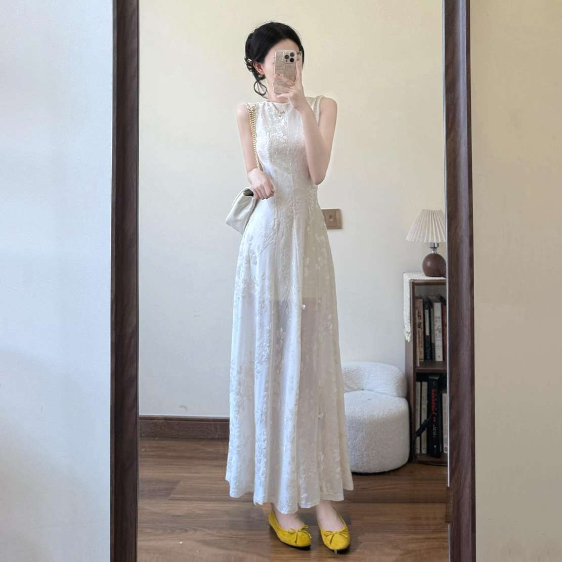 2025初夏穿搭独特好看绣花绝美长裙微胖mm显瘦白月光背心连衣裙女