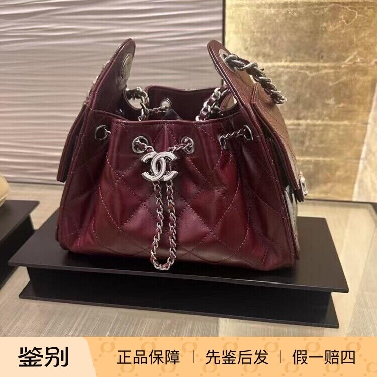 香奈儿酒红银扣油蜡皮斜挎女包