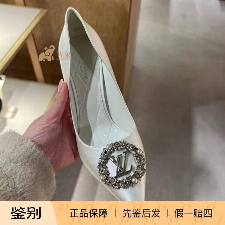路易威登缎面水钻珍珠尖头高跟鞋