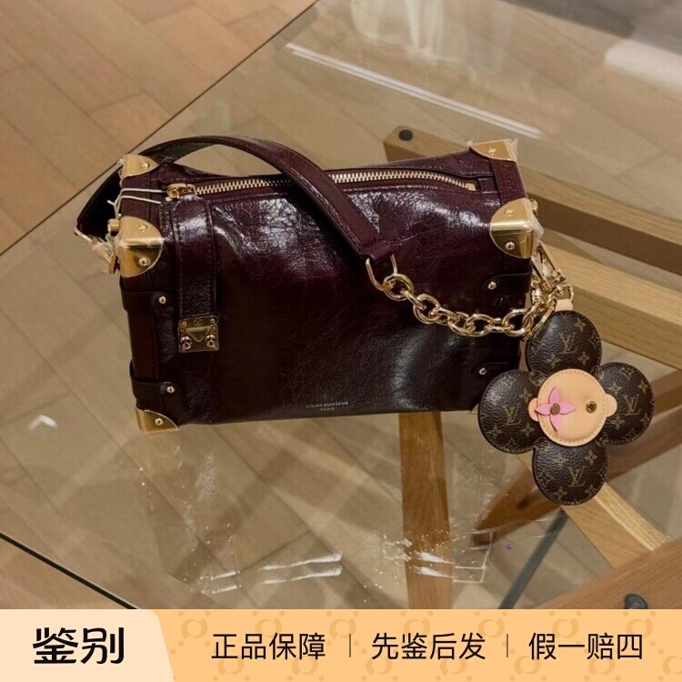 路易威登亮面褶皱牛皮腋下包