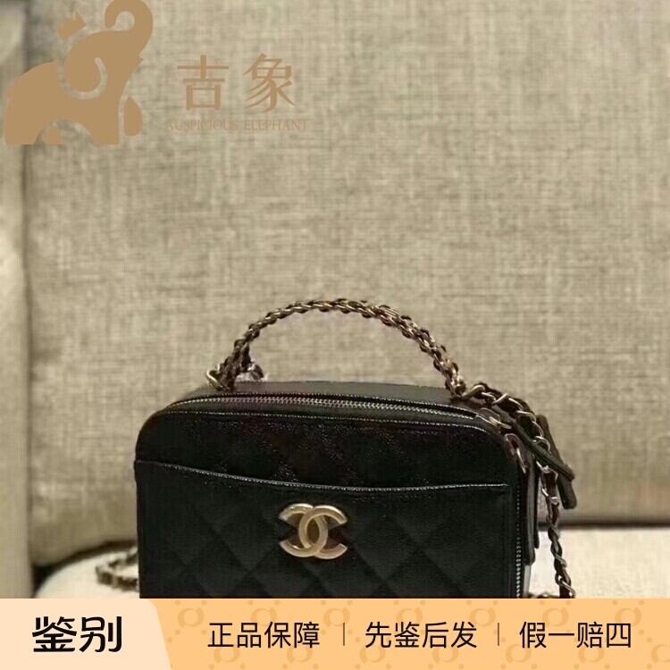 Chanel金扣镂空手柄小牛皮相机包