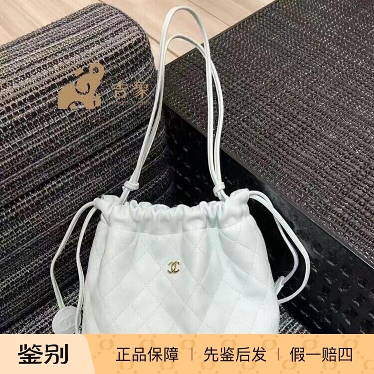 香奈儿浅蓝羊皮抽绳水桶斜挎包