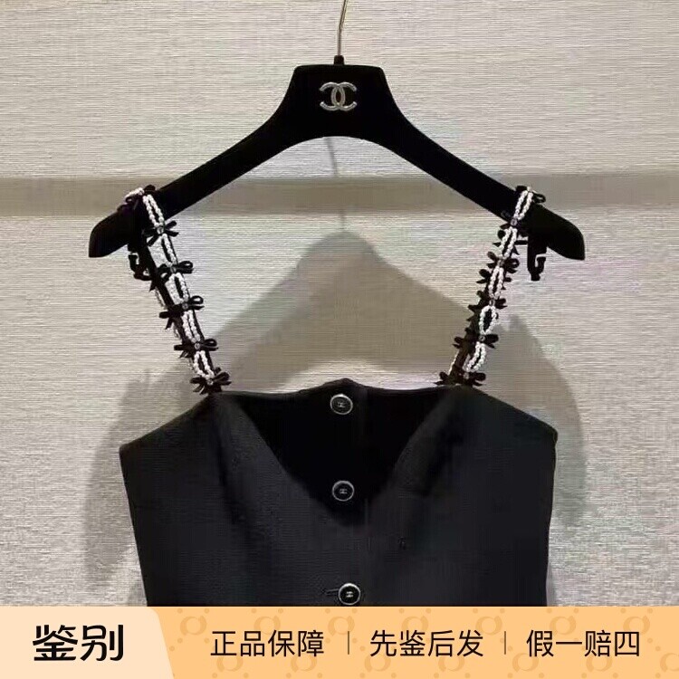 Chanel香奈儿25B新款黑色黑色纽扣珍珠蝴蝶结吊带上衣背心Jennie