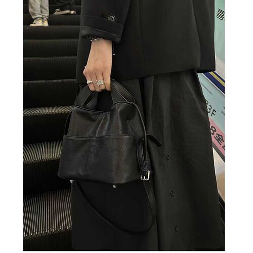包包女士2025新款软皮手提通勤水桶包女时尚百搭手抓纹单肩斜挎